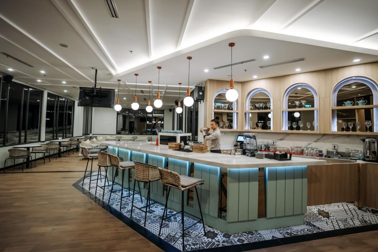 Luwansa Hotel And Convention Center מנאדו מראה חיצוני תמונה
